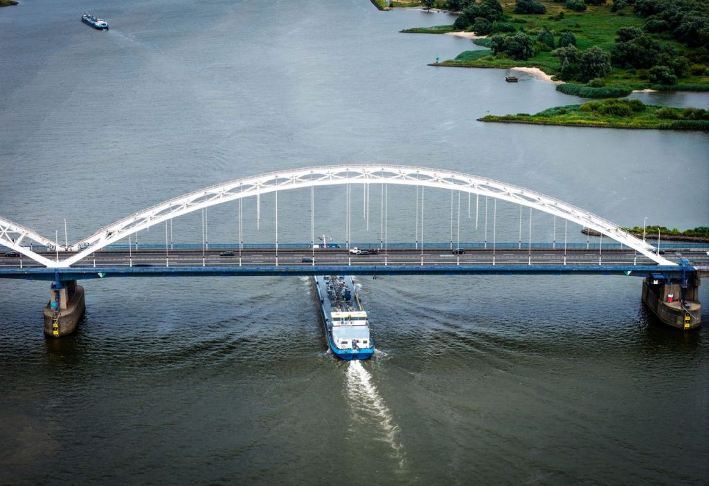 Vrachtwagens negeren massaal verbod over de Merwedebrug te rijden, maar tot extra boetes leidt dat voorlopig niet