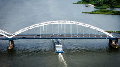 Vrachtwagens negeren massaal verbod over de Merwedebrug te rijden, maar tot extra boetes leidt dat voorlopig niet