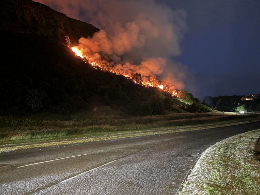 Brand op de iconische heuvel Arthur’s Seat in Edinburgh na weken van grote droogte