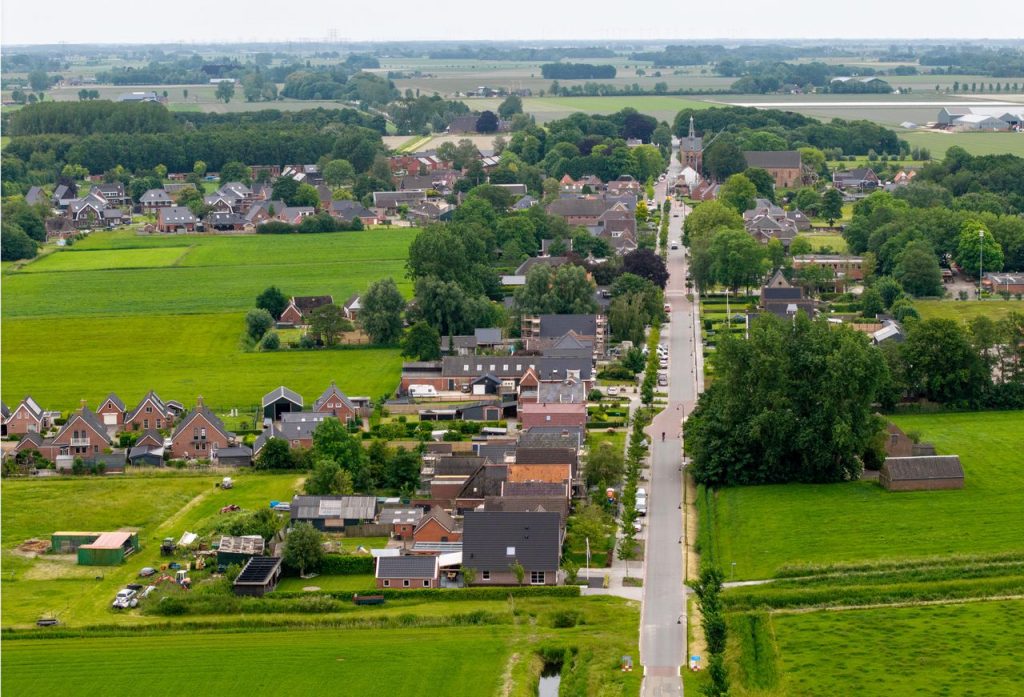 In ’t Zandt slapen ze in een joggingbroek en met een noodhamer voor als hun huis alsnog instort. De beloofde versterking? ‘Ik geloof er geen bal van’