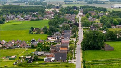 In ’t Zandt slapen ze in een joggingbroek en met een noodhamer voor als hun huis alsnog instort. De beloofde versterking? ‘Ik geloof er geen bal van’