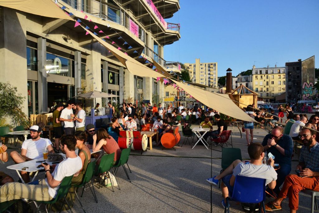 Naar Parijs, maar geen zin in de Parijse poeha? Langs het Canal de l’Ourcq blijft de kunst activistisch en de sfeer rauw en volks