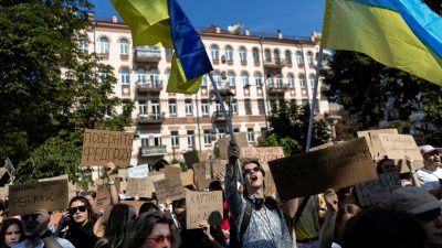 In Oekraïne gaan mensen de straat op na het ontslag van de defensieminister Fedorov. Waarom werd de uiterst populaire minister ontslagen door Zelensky?