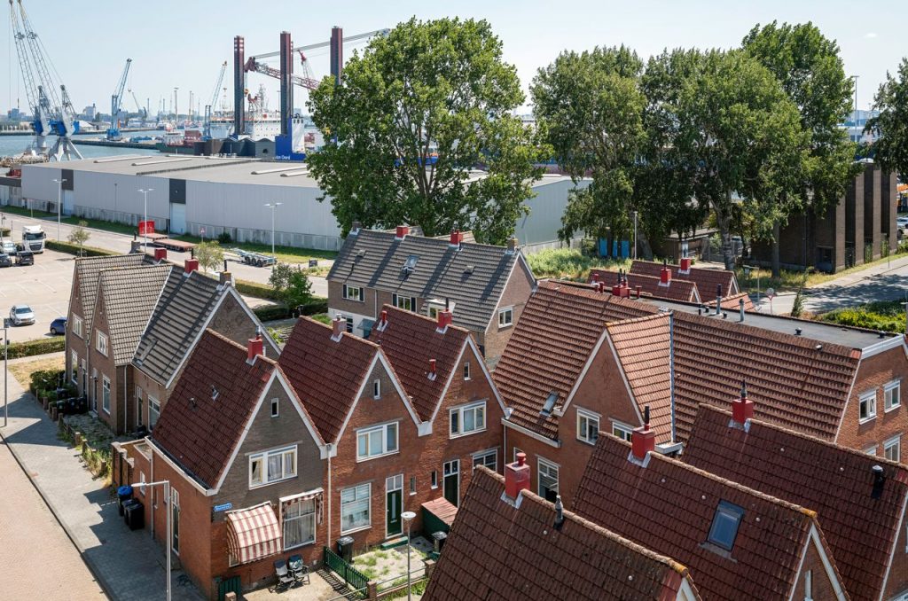 Bewoners van Heijplaat zijn klaar met overlast van afvalverwerker: ‘Ze moeten ons net zo irritant vinden als wij die vliegen’