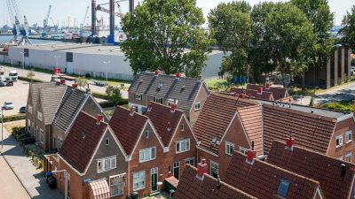 Bewoners van Heijplaat zijn klaar met overlast van afvalverwerker: ‘Ze moeten ons net zo irritant vinden als wij die vliegen’