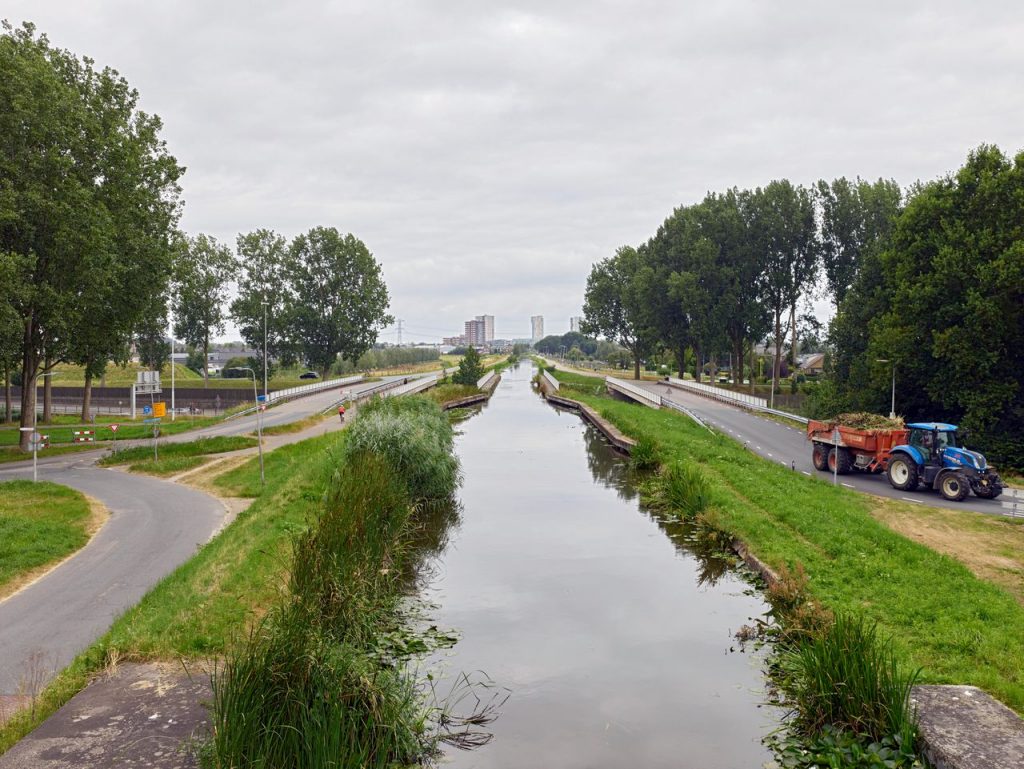 Vlak bij het laagste punt van Nederland zit een natte plek in de veendijk. ‘We gaan zorgen dat de dijk weer sterk genoeg is’