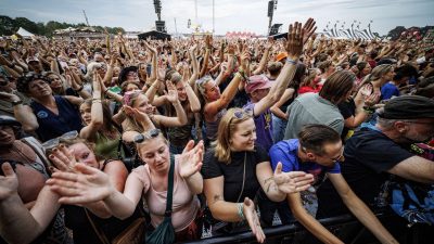 Bier, ronkende motoren en boerenrock op Zwarte Cross, maar bij de Sallandse band Bökkers komt het publiek pas echt los