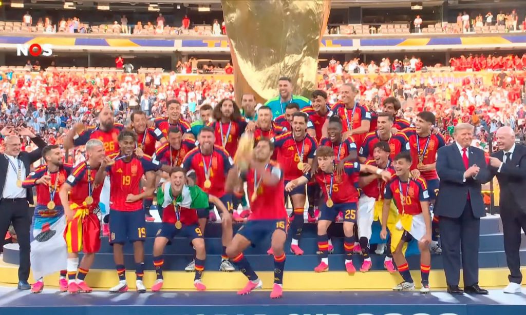 Onbetaalbaar was de overgang van de halftimeshow naar de totale vreugdeloosheid bij ‘Studio Voetbal’, waar de analisten wachtten tot de wedstrijd weer begon