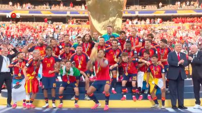 Onbetaalbaar was de overgang van de halftimeshow naar de totale vreugdeloosheid bij ‘Studio Voetbal’, waar de analisten wachtten tot de wedstrijd weer begon