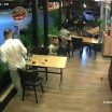 Motorrijder rijdt door ruit van restaurant in Turkije