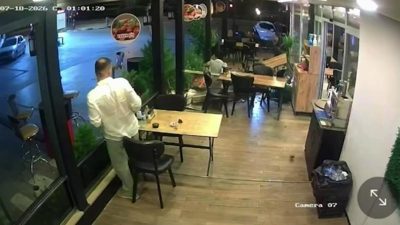 Motorrijder rijdt door ruit van restaurant in Turkije