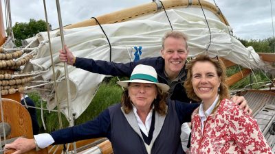 Sterke verhalen tijdens het skûtsjesilen aan boord bij Cor van Zadelhoff: ’We voerden een doorbraakgesprek aan boord’