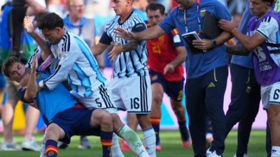 WM-Finale: Argentinier Leandro Paredes attackiert spanische Spieler nach Abpfiff