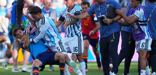 WM-Finale: Argentinier Leandro Paredes attackiert spanische Spieler nach Abpfiff