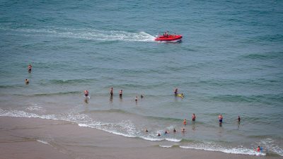Wat doe je (niet) als je iemand in nood ziet in het water? ’Luister niet naar je oerreflex’