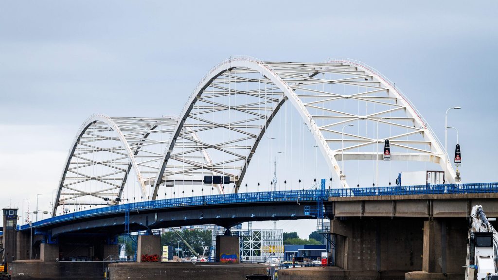 Binnen twee weken handhaving op Merwedebrug: camera’s, boa’s en boetes in aantocht