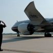 “Warum fliegen Sie damit?”: Trumps neues Flugzeug muss wegen Sicherheitsbedenken in den Hangar