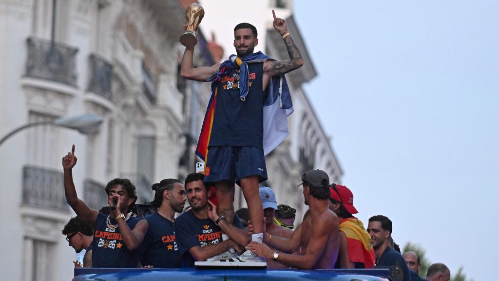 Enorm Spaans volksfeest in Madrid; Cucurella pakt weer de microfoon