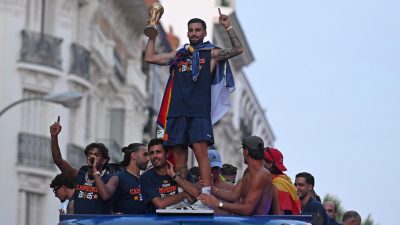 Enorm Spaans volksfeest in Madrid; Cucurella pakt weer de microfoon