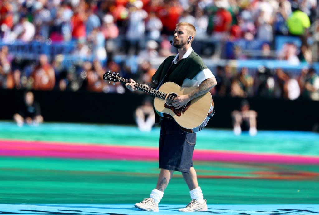 Halftimeshow in beeld: Justin Bieber, Shakira en BTS in actie