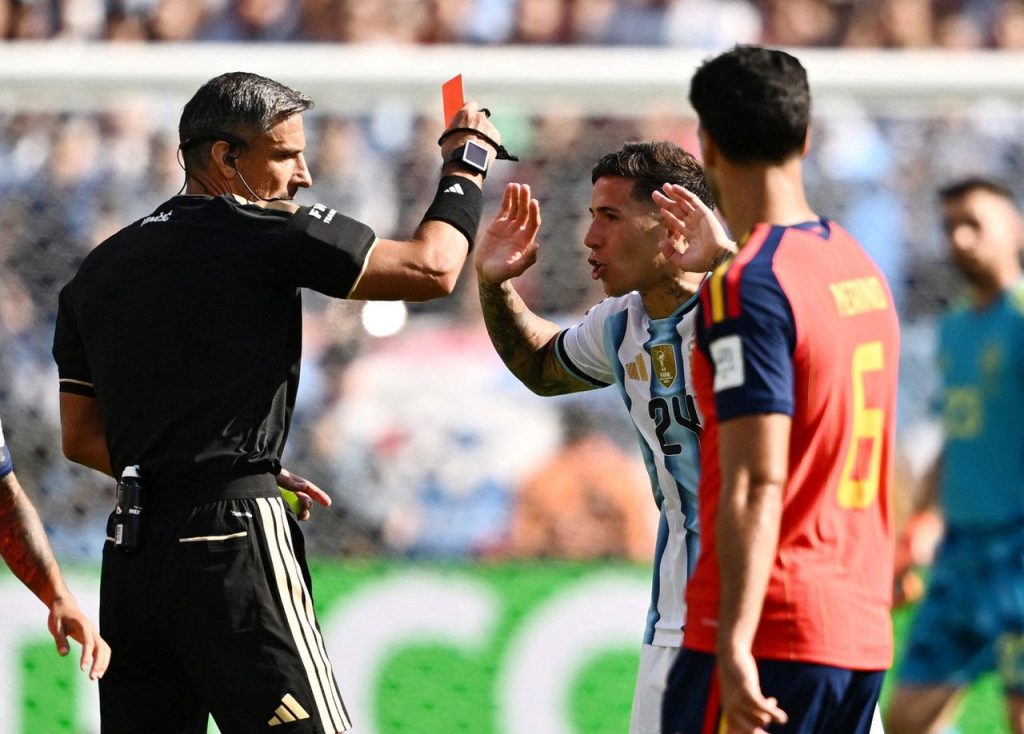 Reguliere speeltijd zit erop, Argentinië moet na rood Fernandez in verlenging door met tien man (0-0)