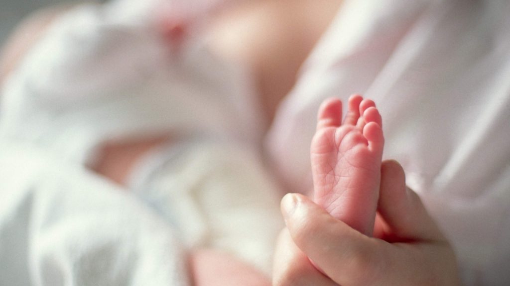 Vrouw krijgt op natuurlijke wijze een eeneiige vierling: had al vier kinderen en wilde eigenlijk geen uitbreiding