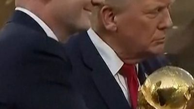 WM: Donald Trump geht bei Siegerehrung im Finale einfach nicht von der Bühne