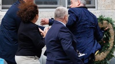Stauffenberg-Gedenken: Bonhoeffer-Nachfahre Tobias Korenke beschädigt AfD-Kranz