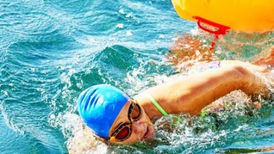 Badeunfälle: Welche Ausrüstung beim Schwimmen Leben retten kann