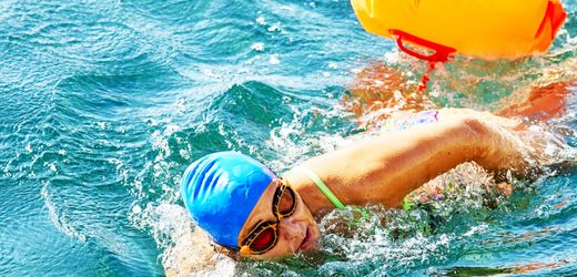 Badeunfälle: Welche Ausrüstung beim Schwimmen Leben retten kann