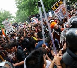 Duizenden jongeren van Indiase ‘kakkerlakbeweging’ demonstreren bij parlement