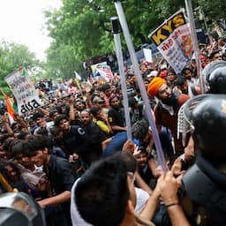 Duizenden jongeren van Indiase ‘kakkerlakbeweging’ demonstreren bij parlement