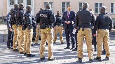 „Lindner Prinzengarde“: 80 bewaffnete Zöllner schützen Klingbeil