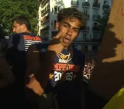 Video | Lamine Yamal neemt Paredes op de hak met bord tijdens huldiging