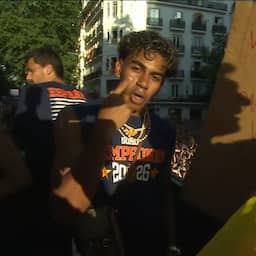 Video | Lamine Yamal neemt Paredes op de hak met bord tijdens huldiging