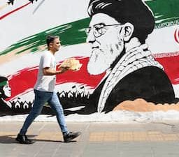 Live | Frans ambassadepersoneel vastgehouden en mishandeld in Iran