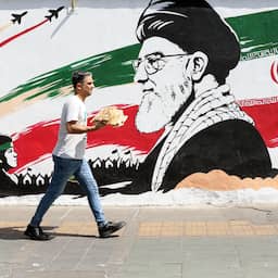 Live | Frans ambassadepersoneel vastgehouden en mishandeld in Iran
