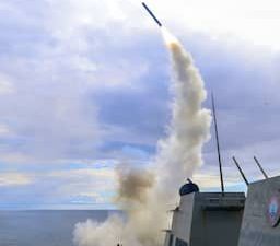 Live | VS begint nieuwe aanvalsgolf op Iran, explosies bij Straat van Hormuz