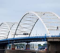 Verbod Merwedebrug kost 1,5 miljoen euro per dag, 18.000 vrachtauto’s rijden om